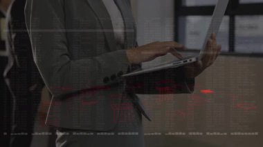 Bilgisayarda kırmızı parlamaya başlayan bilişim uzmanı kodlaması, meslektaşlarının gözlemlediği şekilde ekranda yayınlanan kod. Teknoloji, yenilik, işbirliği, modern, çalışma alanı, dijital, konsantrasyon