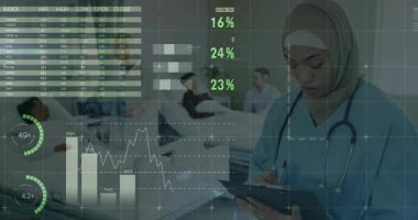 Tıbbi doktor panoya danışıyor ve hasta takibi için koğuşta animasyon çizelgeleri hazırlıyor. Sağlık, veri görselleştirme, dijital arayüz, profesyonel, tanı, tıbbi teknoloji, hastane