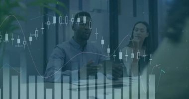 İşadamı el sıkışmadan önce dosyadan ortağa geçen finansal tabletleri ortaya çıkarmak için tableti tıklatıyor. Şirket, işbirliği, sunum, profesyonel, toplantı, analitik, modern