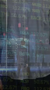 Ofisteki iş adamları üzerinde finansal veri işleme animasyonu. Küresel iş, hesaplama, bağlantılar ve dijital olarak oluşturulmuş video işleme kavramı.