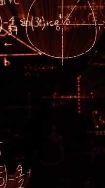 Matematiksel denklemler ve grafikler ekranda koyu arkaplan üzerinde parıldarken bir yığın kitabın dijital animasyonu