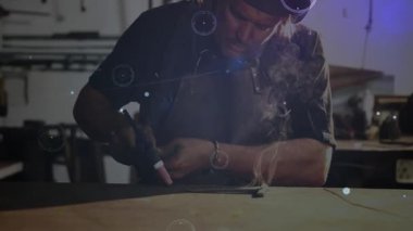 Metal işçisi, kaynak kalitesini gösteren 3 boyutlu grafiklerle plakaları ve kaynak dikişlerini üretiyor. Sanayi, zanaat, teknoloji, üretim, kesinlik, yenilik, atölye