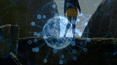 Yürüyüşçü kayalık çıkıntıya basıyor, holografik dönen dünya teknolojisini devreye sokuyor. Gelecekçi, teknoloji, macera, keşif, yenilik, dalgın, dijital