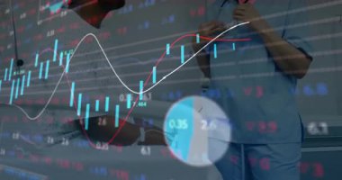 Steteskop hemşiresi bulguları açıklıyor, şeffaf finans tabloları sağlık verilerine kayıyor. Tıbbi, analiz, mesleki, tanı, sağlık, veri, eğitim