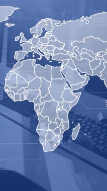 Boş ofislerdeki masalardaki bilgisayarların üzerinde dünya haritası, grafikler ve veri işleme. İş, küresel iletişim, veri ve dijital arayüz teknolojisi, dijital olarak oluşturulmuş video.