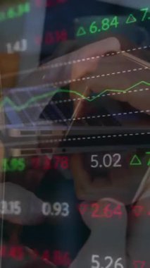 Ticaret kurulunun animasyonu, akıllı telefon kullanan beyaz adamın kırpık ellerinin genel görünümü. Dijital bileşik, çoklu pozlama, iş, borsa ve teknoloji kavramı.