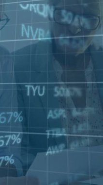 İki farklı iş adamı ve iş kadınının tartıştığı finansal veri işleme animasyonu. Küresel ekonomi ve iş teknolojisi kavramı