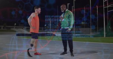 Spor koçu pistte atleti işaret ediyor, atlet protez bıçağı denge için test ediyor. Performans, rehabilitasyon, biyomekanik, hareketlilik, eğitim, yenilik, atletizm