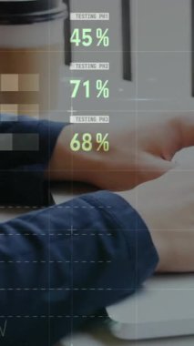 Dizüstü bilgisayarla insan üzerinde istatistik ve veri işleme animasyonu. küresel iş, dijital arayüz ve teknoloji konsepti dijital olarak oluşturulmuş video