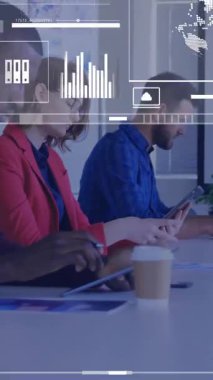 Ofiste çalışan çeşitli iş adamları üzerinde küresel veri analizi animasyonu. Takım çalışması, teknoloji