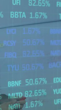 Değişik yönetim kurulunun iş arkadaşlarına stratejiyi açıklamasıyla ilgili animasyon. Dijital bileşik, çoklu pozlama, iş, takım çalışması, planlama ve borsa konsepti.