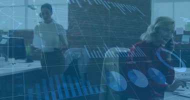 İş çizelgelerinin yer değiştirmesi kadının tabletinde grafiği göstermesine neden oluyor, bilgisayardaki verileri erkekle analiz ediyor. İşbirliği, takım çalışması, veri, analiz, teknoloji, iletişim, modern