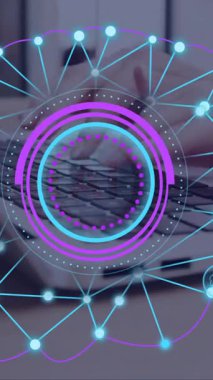 Beynin animasyonu ve bilgisayar başında yazı yazan beyaz kadının veri işlemesi. Dijital olarak oluşturulmuş küresel yapay zeka, veri işleme, bilgisayar ve dijital arayüz kavramı.