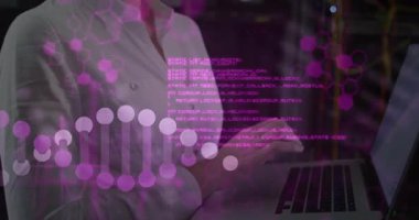 Bilgisayar klavyesinin üzerinde gezinen bilişim uzmanı kod kaydırmasına ve rafların üzerinde DNA sarmalına neden oluyor. Teknoloji, siber güvenlik, yenilik, dijital, fütüristik, veri analizi, programlama