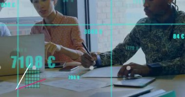 Kadın dizüstü bilgisayar ekranını işaret ediyor ve iş ölçümlerini analiz ederek HUD çubuk grafiklerini başlatıyor. İşbirliği, takım çalışması, veri analizi, iş stratejisi, dijital arayüz, profesyonel çevre, analitik