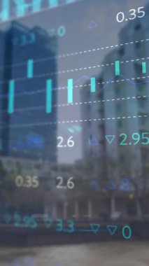Şehir manzarası üzerinde finansal veri işleme animasyonu. Küresel iş, ağlar, bağlantılar, hesaplama ve veri işleme kavramı dijital olarak oluşturulmuş video.