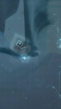 Çeşitli doktorlar üzerinden bilgisayar devre paneliyle bağlantı ağının animasyonu. küresel tıp, sağlık ve bağlantılar konsepti dijital olarak oluşturulmuş video.