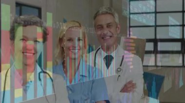 Sağlık uzmanları ayakta duruyor, statik çekim gerçek zamanlı değişen animasyon çizelgeleri başlatıyor. Tıbbi analiz, takım çalışması, veri görselleştirme, klinik ortam, profesyonel işbirliği, gerçek zamanlı izleme, dijital teknoloji