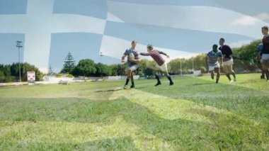 Rugby oyuncusu topu tutarak hücum eden rakibe tepki veriyor, yakalayıcıyı savuşturuyor ve denemeye doğru yarışıyor. Atletik, rekabetçi, hareket, takım çalışması, açık hava, dinamik, spor