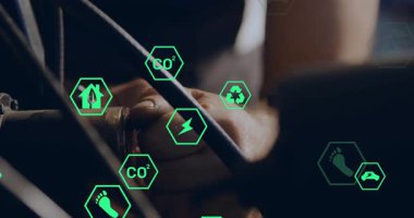 Enerji ve eko istatistiklerini takip eden yeşil altıgen simgelerini etkinleştiren bir teknisyen. Teknisyen, kablolama, konnektörler, enerji, sürdürülebilirlik, çevre, yenilik