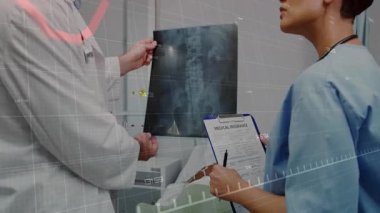 Doktor, Xray 'in veri tablosunu kaldırması hemşirenin sağlık sigortası formunu güncellemesine rehberlik ediyor. Tıp uzmanları, işbirliği, sağlık, analiz, teşhis, klinik, hastane