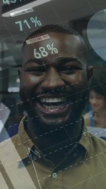 Ofiste çalışan çeşitli iş adamları üzerinde finansal veri işleme animasyonu. Küresel iş, finans ve dijital arayüz kavramı dijital olarak oluşturulmuş video.