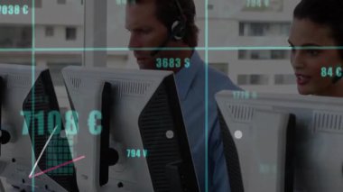 Para birimi değerlerinin güncellenmesi ve grafik animasyonlarına neden olması, ticaret ekibinin pazar eğilimlerini analiz etmesi. Takım, veri görselleştirme, modern ofis, işbirliği, analitik, finansal, profesyonel