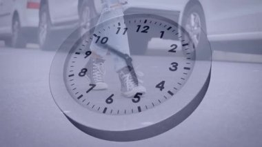 Saat işliyor ve insanın yürüme adımlarını senkronize ediyor. Teknolojide zaman takibini vurguluyor. Zamanlama, ritim, hareket, kentsel, günlük, verimlilik, ilerleme