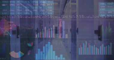 Sunucu koridorunda kayan veri panelleri ve performansı gösteren grafikler alındığında. Teknoloji, analitik, dijital, geleceksel, ağ, izleme, verimlilik