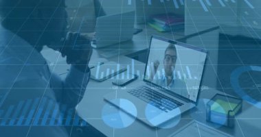 Telefondaki adam dizüstü bilgisayara kafa salladıktan sonra masadaki iş sezgilerini doğrulayan çizelgeleri kontrol etti. Profesyonel, işbirliği, teknoloji, şirket, iletişim, veri, analiz