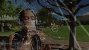 Kampüs yürüyüşünü durduran ve bardağı kaldıran bir kadın teknoloji tanıtımında ağ grafikleri olarak yudumluyor. Kentsel, yaşam tarzı, modern, bağlantı, yenilik, canlılık, doğa