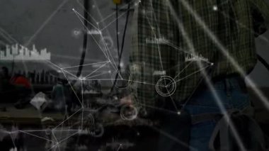 Atölye teknisyeninin klempleme bileşeni, öğütücü etkinleştiriliyor, dijital kaplama altında pürüzsüz metal. Sanayi, zanaat, yenilik, kesinlik, teknoloji, imalat, dijital