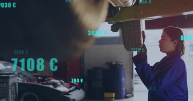 Tamirci kaldırılmış arabanın altındaki cıvataları döndürerek para birimlerinin güncellenmesine neden oluyor. Otomotiv, onarım, dijital, sanayi, kesinlik, bakım, teknoloji