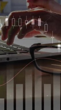 Grafik ön planda hareket ederken bir fincan kahve uzanan bir dizüstü bilgisayar kullanan bir kadının dijital kompozit. 4k