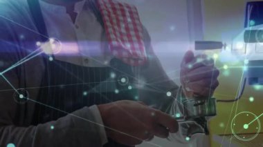 Barista, espresso makinesine giriş filtresi yerleştiriyor. Dijital düğümler başlatılıyor. Kaliteyi sağlıyor. Kahve, barista, dijital, bağlantı, teknoloji, kafe, demleme