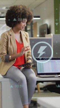 Ofiste tartışan iki farklı kadına karşı çoklu dijital simgelerin canlandırılması. Bilgisayar arayüzü ve iş teknolojisi kavramı