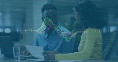 Dizüstü bilgisayarda yazan bir adam ve iş incelemesi için sinyal dalgalanması yaratan bir kadın. İşbirliği, takım çalışması, veri analizi, profesyonel, modern, iletişim, çalışma alanı