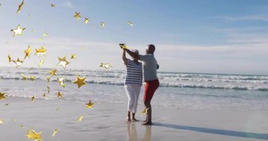 Kıdemli çift sörf yapmaya başlıyor ve yüzen yıldız grafikleriyle sağIık için slow dans etmeye başlıyor. Romantizm, eğlence, sükunet, açık hava, zarafet, bağlantı, mutluluk.