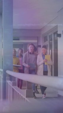 Ofiste yürüyen çeşitli iş adamlarının veri işleme animasyonları. Küresel iş ve dijital arayüz kavramı dijital olarak oluşturulmuş video.