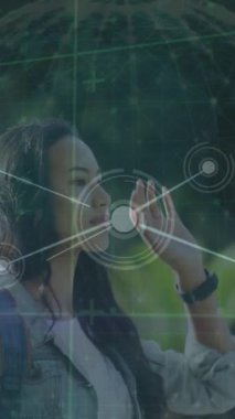 Şehirdeki otobüsü durduran bir kadın için dünya ile bağlantı ağının animasyonu. Dijital olarak oluşturulmuş küresel bağlantılar, ağlar ve veri işleme kavramı.