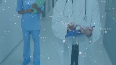 Doktor ve hemşire hastane koridoruna giriyor, panoya not alıyor ve tıbbi verileri üst üste koyuyor. Tıbbi, sağlık, teknoloji, işbirliği, profesyonel, klinik, dijital