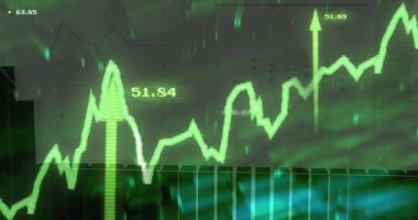 Şebeke açılışı, finansal verileri göstermek için yükselen tepe ve çubukları gösteren neon yeşil grafik oklarını tetikliyor. Veri, analitik, görselleştirme, teknoloji, dijital, fütüristik, gösterge paneli