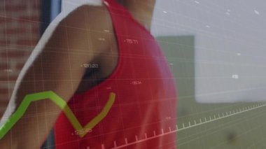 Animasyonlu grafikler fitness ölçümlerini takip ederken kolunu kaldıran adam egzersiz yapıyor. Atletik, yenilikçi, teknoloji, performans, kentsel, aktif, şık