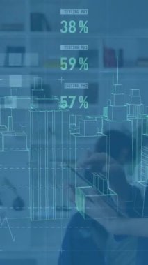Veri animasyonu, dijital tablet kullanan beyaz kadın mimarın modern şehir manzarası modeli. Dijital kompozit, iş, çoklu pozlama, teknoloji, fütüristik, planlama, meslek.