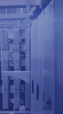 Şekiller ve sunucu odası üzerinden veri işleme animasyonu. Küresel iş ve dijital arayüz kavramı dijital olarak oluşturulmuş video.