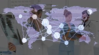 Röntgen ve tableti elinde tutan tıbbi ekip görüşürken küresel ağ haritası düğümlerinde kayboluyor. Sağlık, işbirliği, teletıp, veri görselleştirme, dijital sağlık, iletişim, tıbbi teknoloji