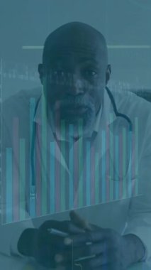 Tıbbi verileri analiz ediyorum. Hastanedeki doktor grafik ve çizelgeleri canlandırıyor. Sağlık, veri analizi, teknoloji, sağlık hizmetleri uzmanı, dijital, yenilik