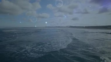 Sakin okyanus dalgalanmalarının üzerinde görünen parçacıklar veri ağını oluşturan 3 boyutlu HUD elementleri aktifleştiriyor. Fütürist, sürükleyici, dijital, denizcilik, teknoloji, arayüz, dingin