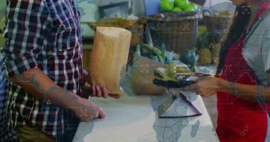 Çalışanlar muz üretiyor ve müşteriler için ağırlık etiketi basıyor, elma paketliyor. Market, perakende, hasat, pazar, taze ürün, çıkış, markalaşma