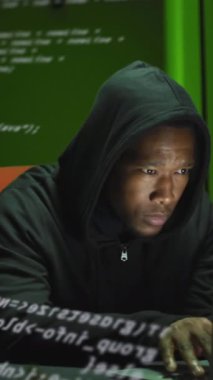 Sunucu odasında dizüstü bilgisayarda çalışan Afro-Amerikan bir adamın veri işleme animasyonu. ağ, programlama, bilgisayarlar ve teknoloji konsepti dijital olarak oluşturulmuş video.